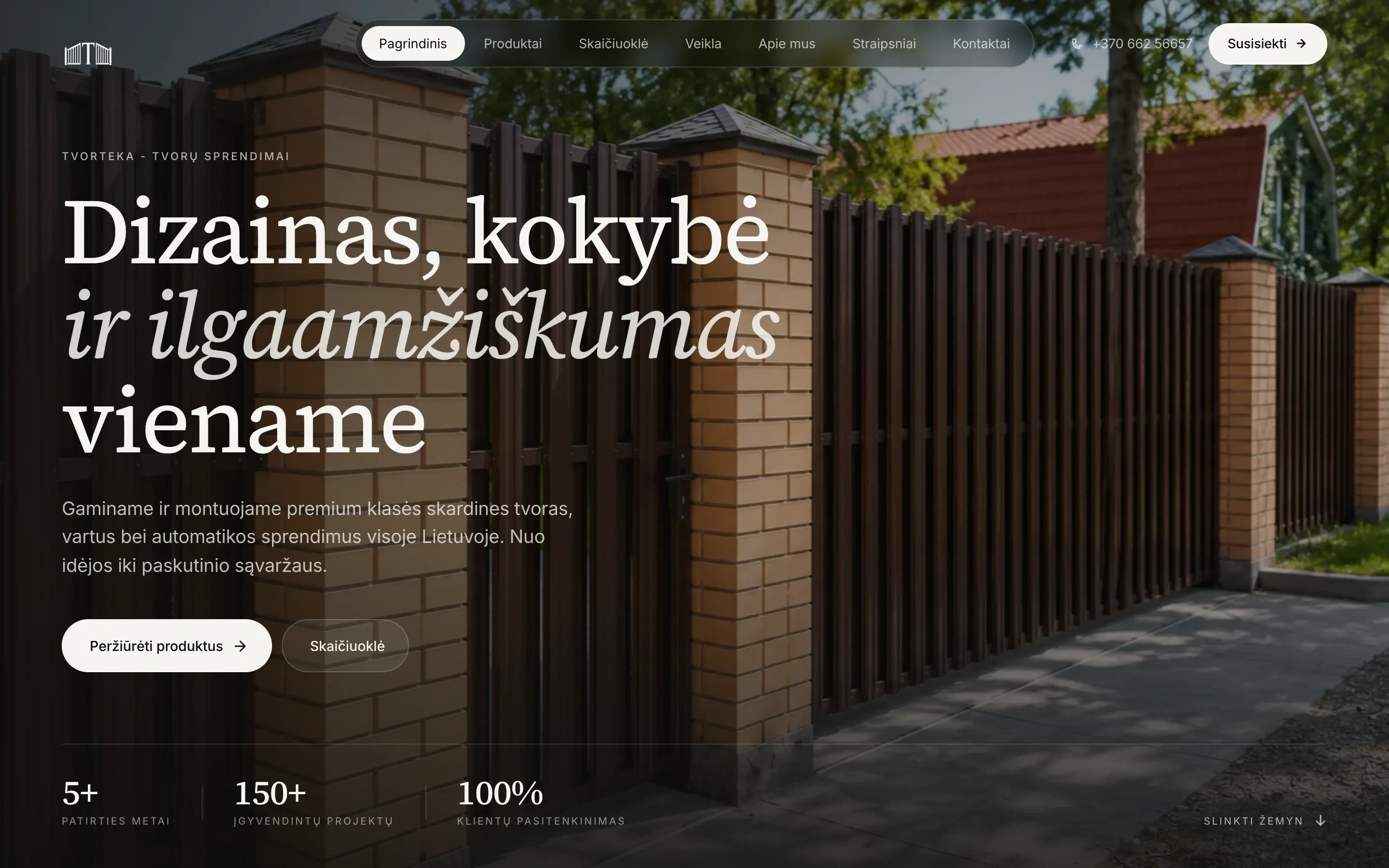 Tvorteka homepage with a brick and metal fence and the headline Dizainas, kokybė ir ilgaamžiškumas viename